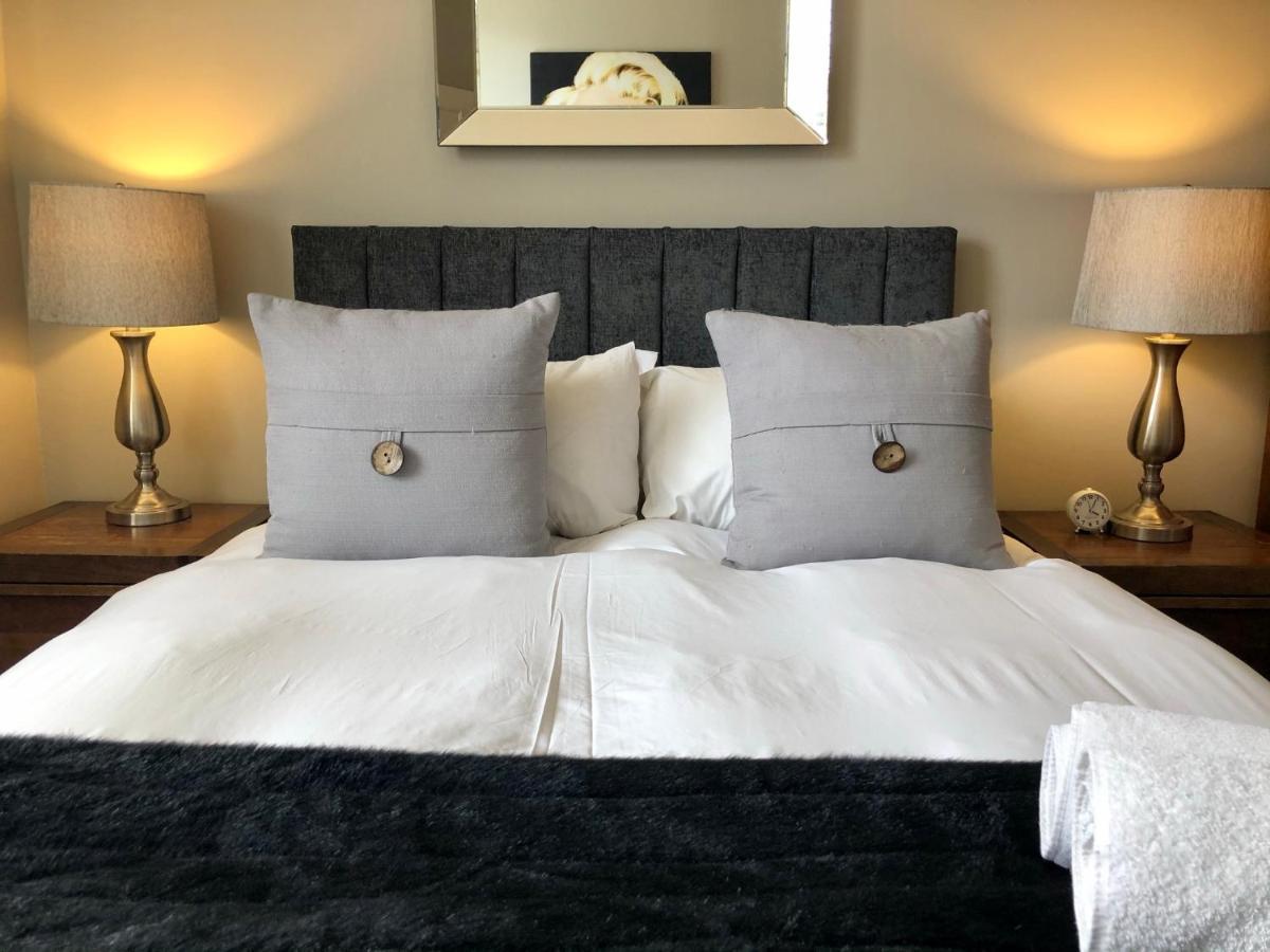 The Courtyard 2 Bedroom Apartments In Central Windsor With Parking Exterior foto