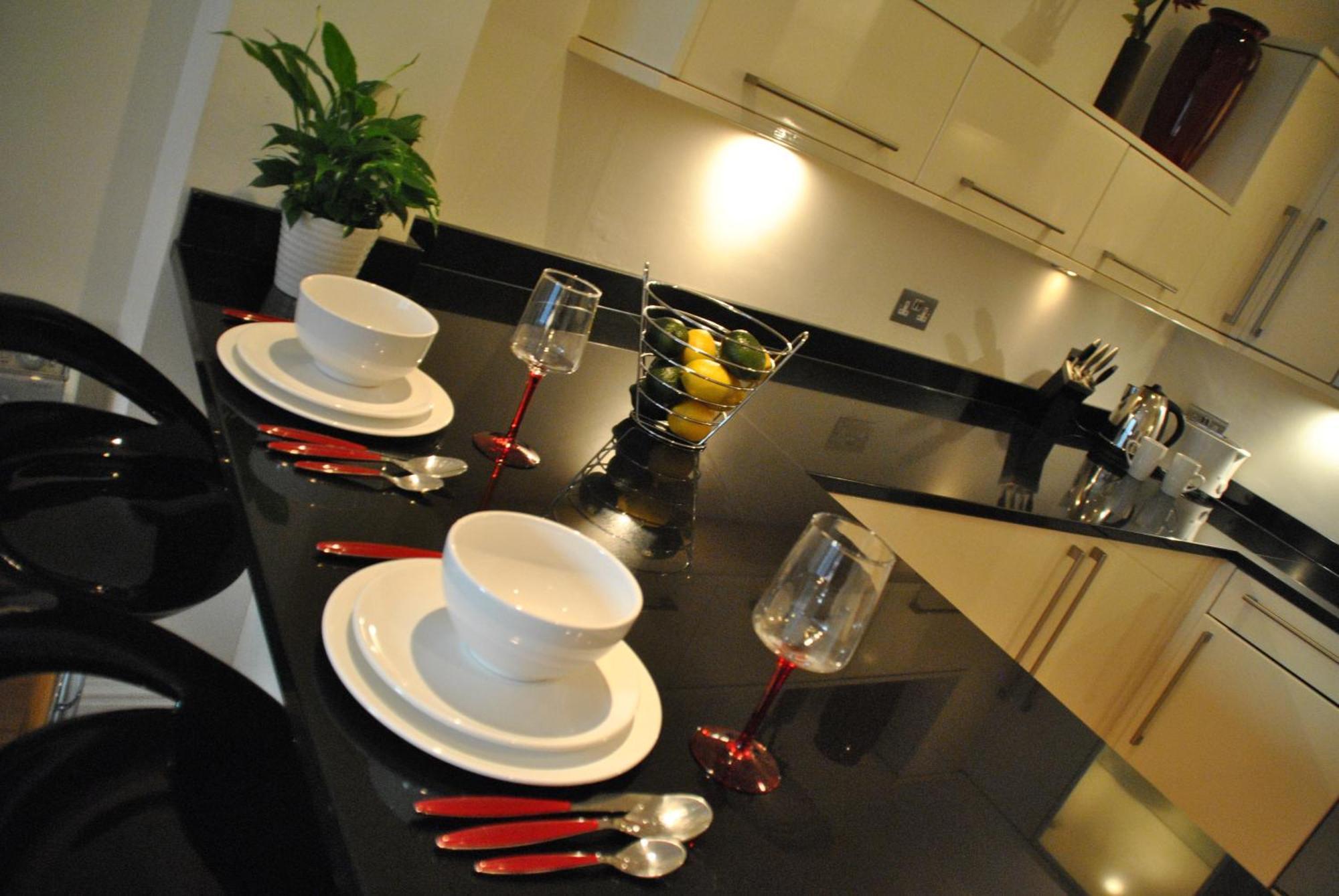 The Courtyard 2 Bedroom Apartments In Central Windsor With Parking Habitación foto