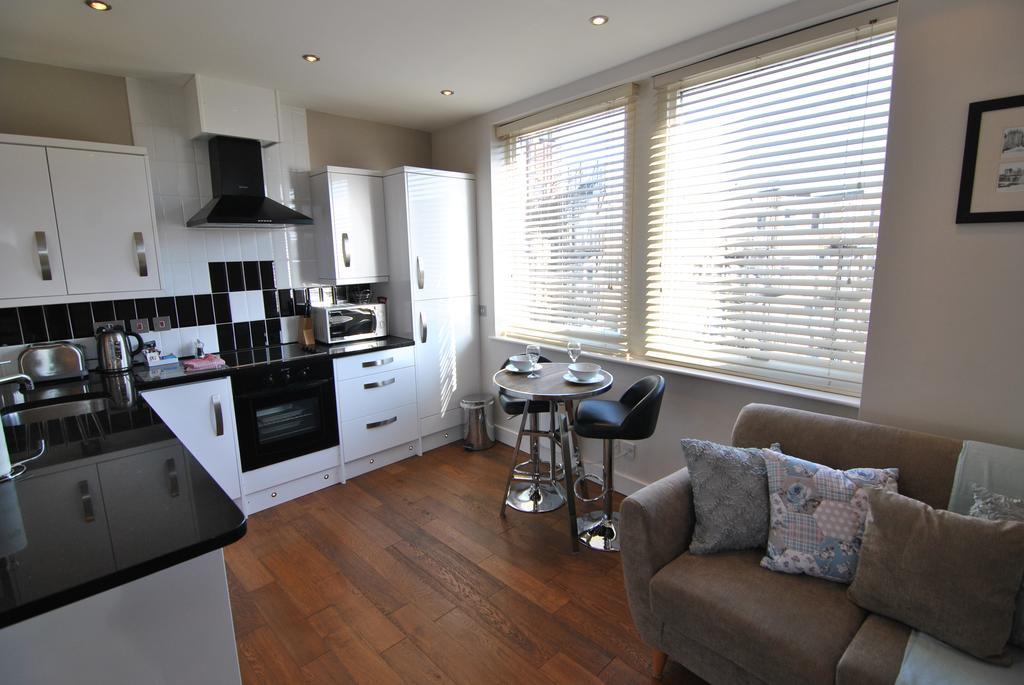 The Courtyard 2 Bedroom Apartments In Central Windsor With Parking Exterior foto
